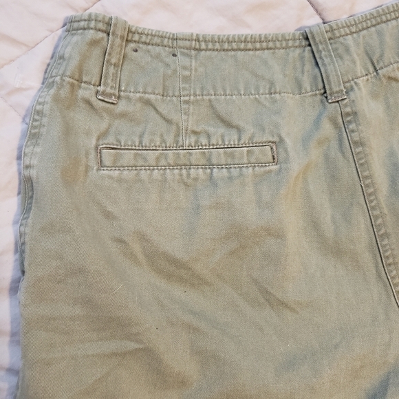 St. John’s Bay Chino Shorts Olive Green Women's 10 Nuetral Everyday Summer EUC - Picture 4 of 9